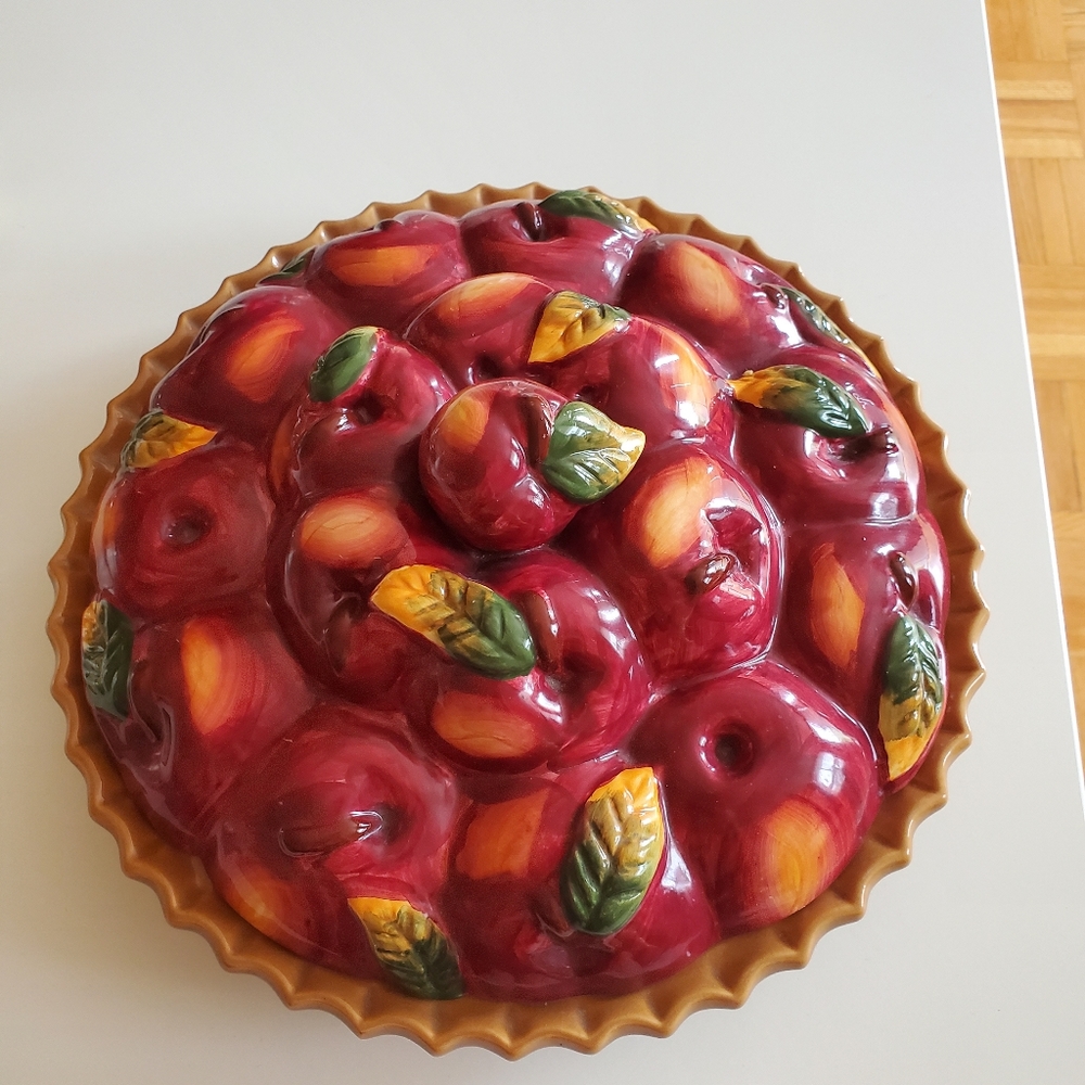 Vintage basket .Pie Plate. GREAT CONDITION